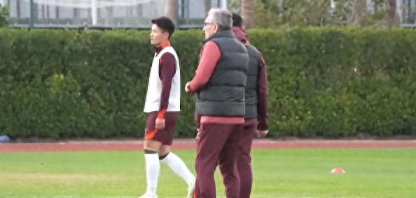 而却步